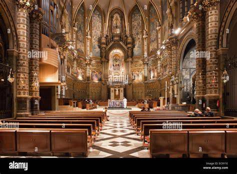 Interior de la basílica de Montserrat mostrando la imagen de la Virgen