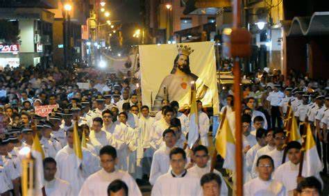 Procesión y decoraciones típicas de la Fiesta de Cristo Rey