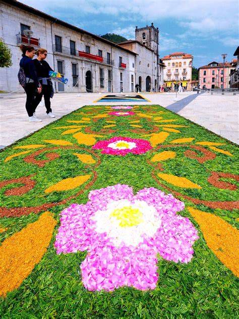 Procesión del Corpus Christi con custodia y alfombras florales