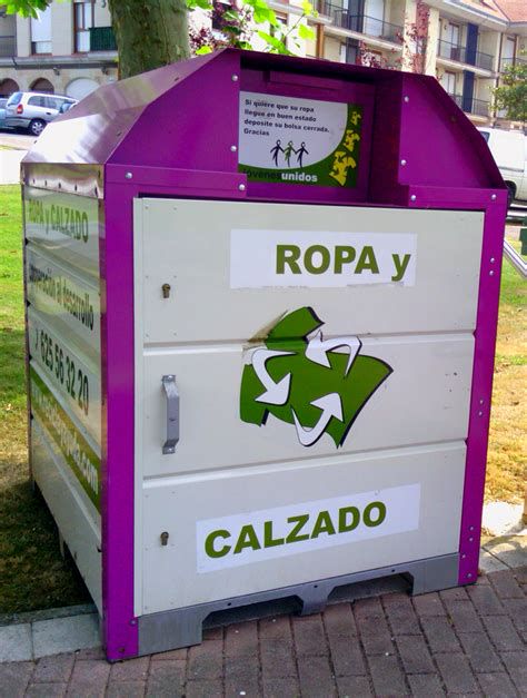 Contenedor de ropa solidaria para reciclaje