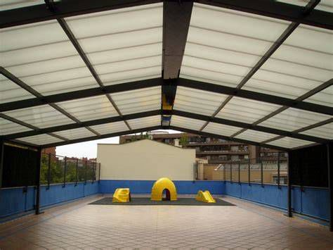 fachada colegio antiguo y terraza cubierta para recreo