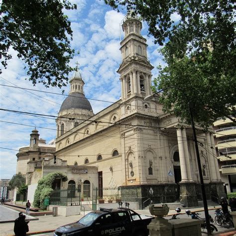 Peregrinos frente a la Basílica de Nuestra Señora del Rosario