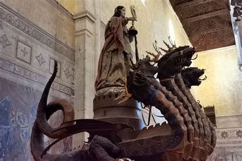 Fachada de la Parroquia de Santa María la Mayor con equipos de grabación y público