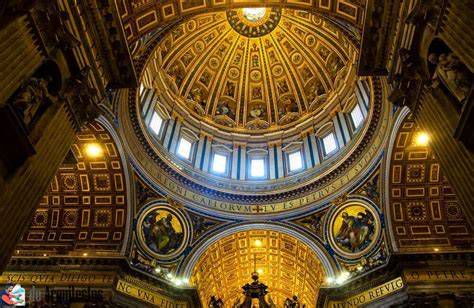 Interior de la cúpula de Miguel Ángel, con medallones de los evangelistas