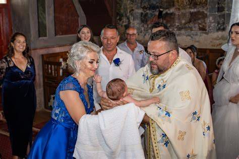 familia en el bautizo: ceremonia y abrazos