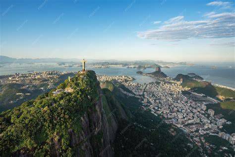 vista panorámica desde el cerro Corcovado mostrando la estatua y la Bahía de Guanabara