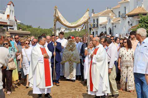 Procesión solemne con el Santísimo bajo palio en las calles de Bellavista