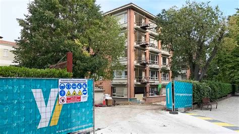 Foto de las obras en Casa de Misericordia en Pamplona con estudiantes visitando