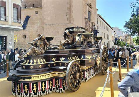Carro del Ángel Caído durante la procesión de Viernes Santo