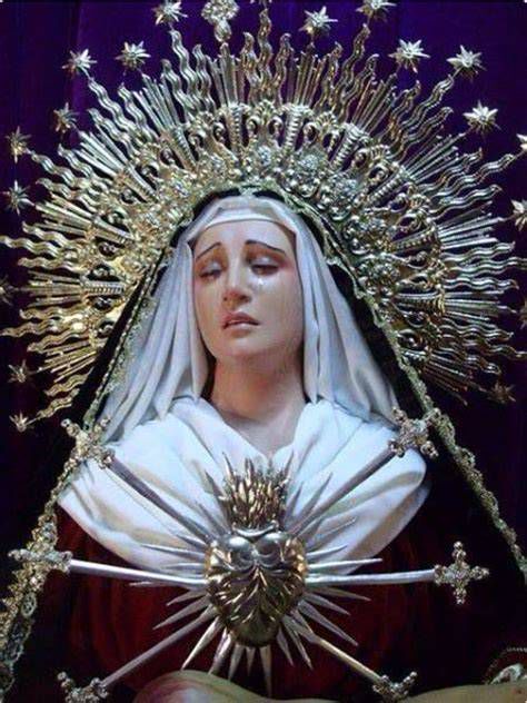 La Virgen de los Dolores bajo su palio durante la procesión de Viernes de Dolores