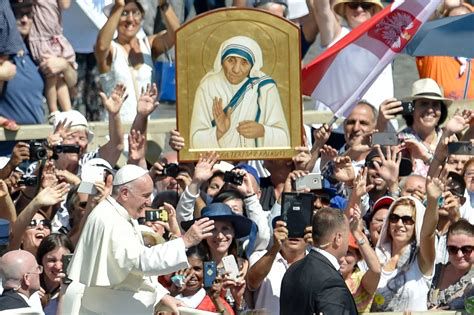Multitud en la beatificación y canonización de Madre Teresa