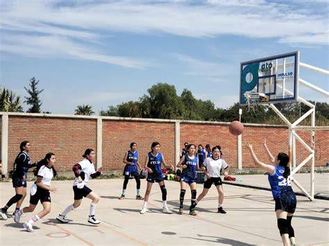 alumnos jugando en patio escolar jesuita, deportes y convivencia
