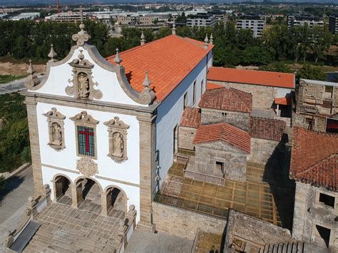 Fotografia aérea da Capela de São Frutuoso em seu entorno natural em Braga