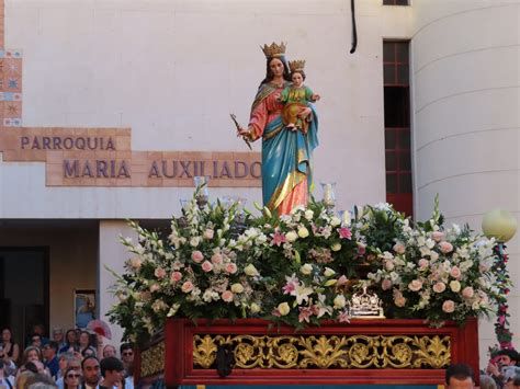 Procesión y celebración de María Auxiliadora en un colegio salesiano