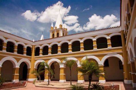 fachada colonial y patio interior del Museo Diocesano de Coro