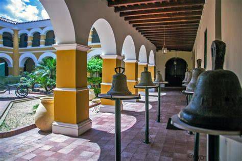 arcadas y pasillo del Museo Diocesano de Coro sin visitantes