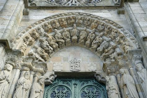 Portada escultórica de la iglesia de San Martiño de Noia