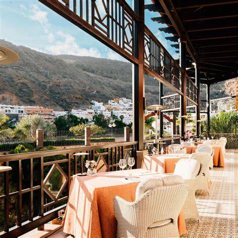 Vista del puerto de Mogán y terraza del restaurante