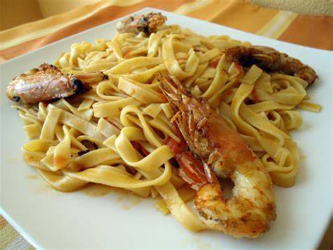 Platos destacados: tagliatelle con gambones, paella, lubina a la sal