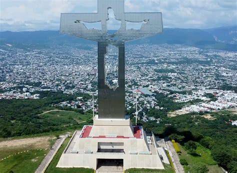 Vista frontal del Glorioso Cristo de Chiapas en la Meseta de Copoya