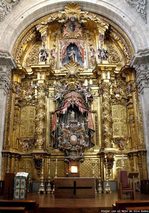 Interior barroco de una capilla jesuítica con retablo dorado y esculturas