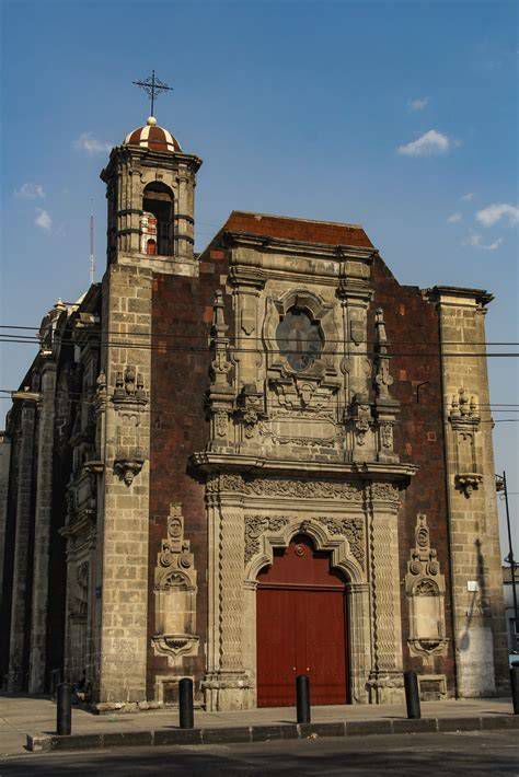 Fachada neomudéjar de la Iglesia de la Inmaculada Concepción, ladrillo rojo y arcos árabes