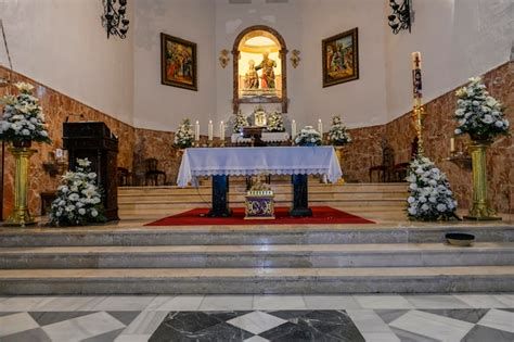Interior de la iglesia: nave central, altar y espacios de culto