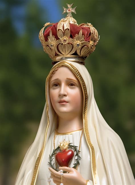 Santuario de la Virgen de Fátima con familias y mascotas