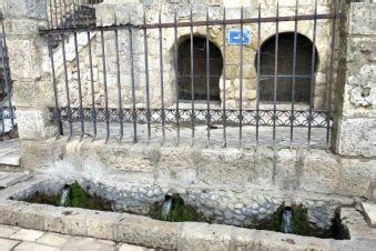 Fuente de Recesvinto junto a la basílica