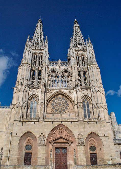 fachada y torre de la Catedral de Burgos
