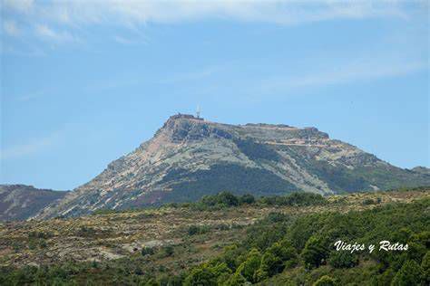 Vista de la Peña de Francia desde San Martín del Castañar