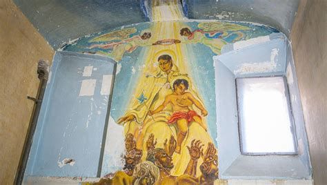 capilla con pinturas murales y andamiaje de conservación