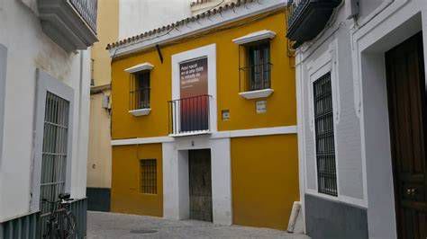 Fachada y azulejo conmemorativo de la casa natal