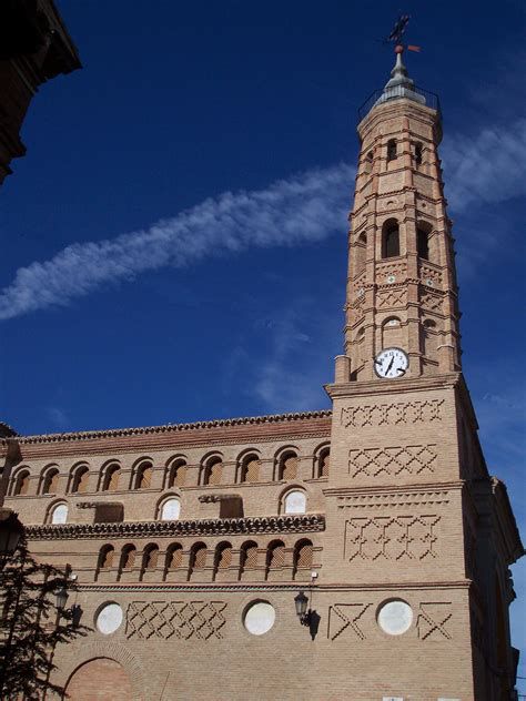 fachada lateral iglesia Paniza mostrando paños de sebqa y torre mudéjar