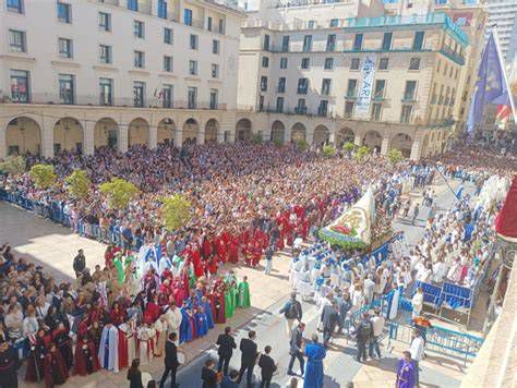Plaza del Ayuntamiento de Alicante durante el Encuentro: aleluyas y procesión