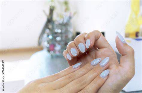 Manicura con gel y acrílico en salón moderno