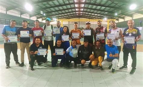 Grupo de jóvenes entrenadores con diplomas oficiales del curso de Técnico Deportivo en Fútbol