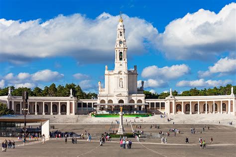 Santuario de Fátima y encina de las apariciones