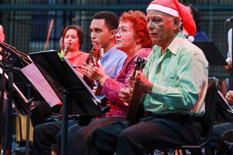 Cantores y músicos tocando aguinaldos en una plaza