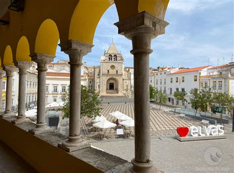 Igreja das Domínicas en Elvas y la plaza O Pelourinho