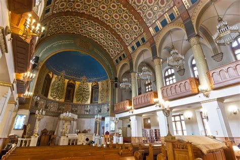 Interior de una sinagoga tradicional mostrando congregación reunida para la oración