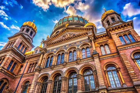 Detalle arquitectónico de una sinagoga histórica con símbolos judíos