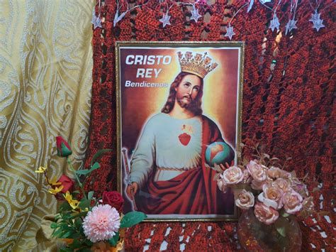 procesión y balcones adornados con imagen de Cristo Rey