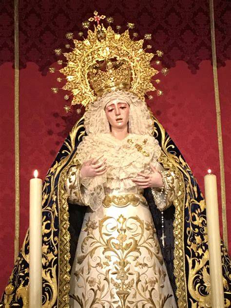 La Virgen de la Estrella con su característico rostro de tristeza y las manos sosteniendo el relicario del Lignum Crucis