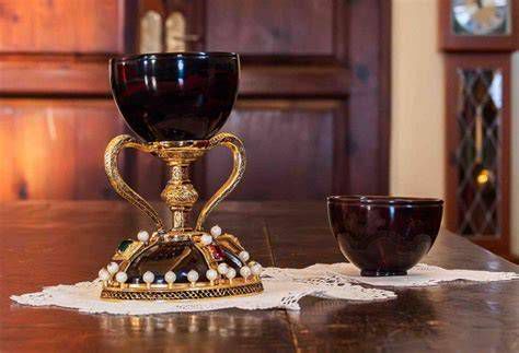 Detalle del cáliz y dados en el paso del Señor de las Penas durante la procesión