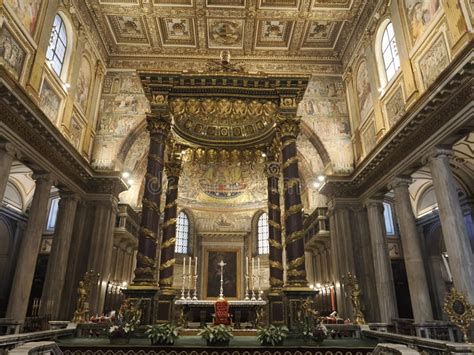 Interior gótico y detalles arquitectónicos de la Basílica de Santa María