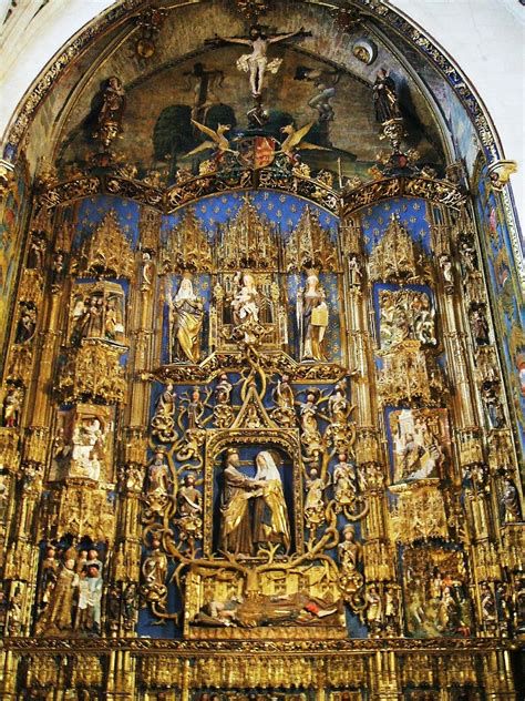 Detalle del retablo policromado interior de la capilla de Santa Marina