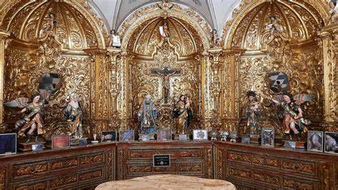 Interior del camarín dorado y urna de reliquias