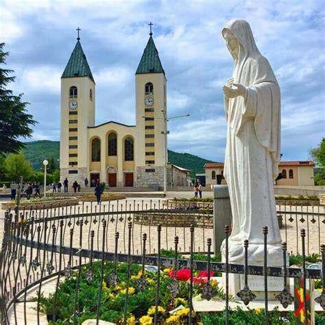 Peregrinos dejando intenciones y oraciones en Medjugorje