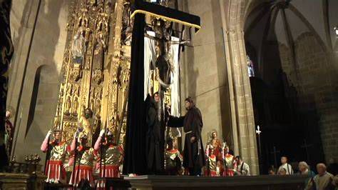 interior de templo en silencio y desnudez litúrgica del Viernes Santo